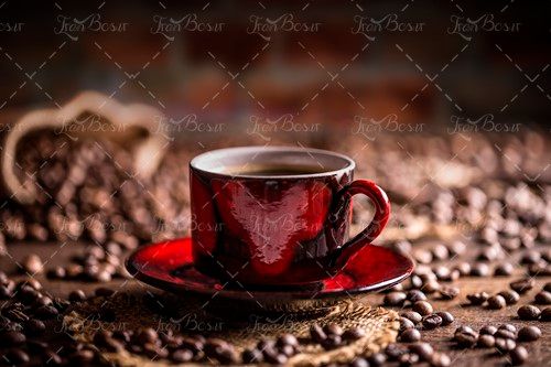 فنجان قرمز مشکی قهوه دانه های قوه 