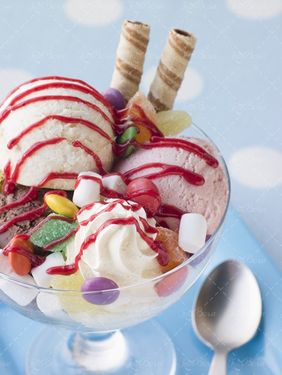 بستنی با تزئین قرص رنگی شیرینی سرا