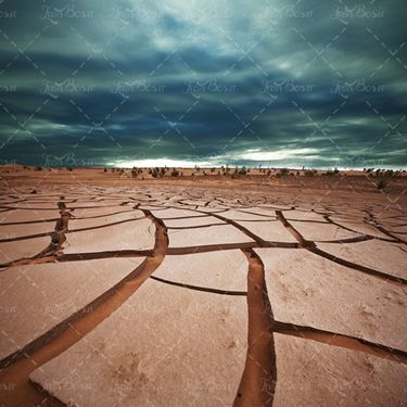 آسمان ابری زمین خشک ترک خرده 