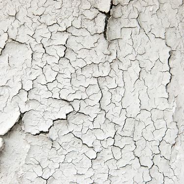 بکگراند دیوار کاه گلی سفید ترک خرده 