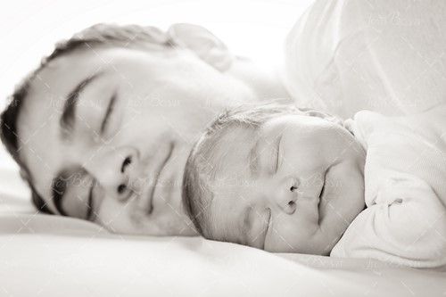 پدر و بچه در خواب کودک نوزاد 