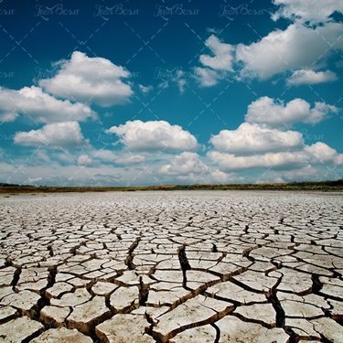 آسمان آبی ابر سفید زمین ترک خرده 