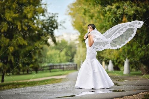 لباس عروس طبیعت منظره تور سفید 