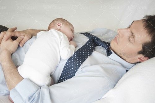 کودک در آغوش پدر نوزاد بچه 