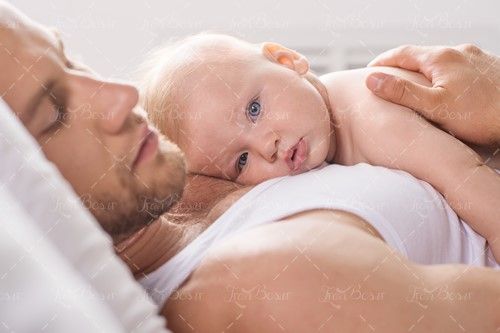 نوزاد در بغل پدر کودک بچه 