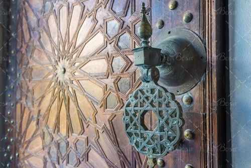 دق الباب در قدیمی در سنتی خانه 