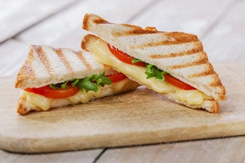 ساندویچ تخم مرغ گوجه و سبری 