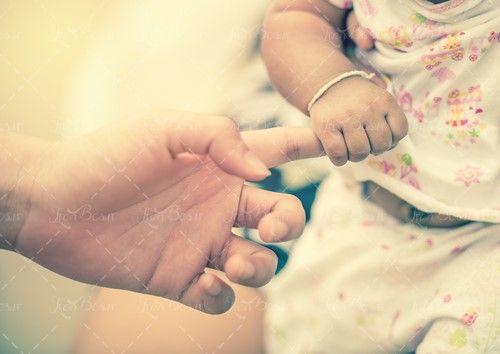 دستان مادر دست کودک بچه نوزاد 