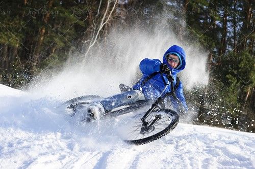دوچرخه سواری در برف زمستان منظره 