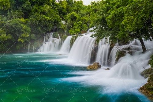 رود پر آب آبشار بزرگ منظره تابستان 