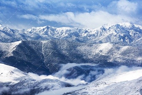 کوهستان پوشیده آسمان آبی جنگل 
