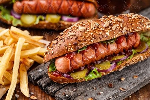 ساندویچ هات داگ چیپس سیب زمینی 