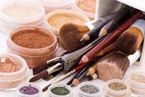مداد لب مداد چشم سایه پد رژگونه 