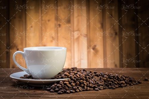 فنجان نعلبکی قهوه دانه های قهوه 