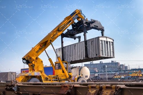 بلند شدن کانتینر توسط لیفتراک ترانزیت