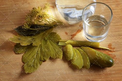 مواد اولیه خیار شور برگ انگور ترشیجات