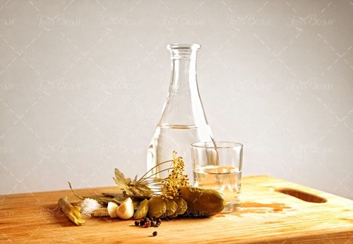 شیشه آب لیوان آب مواد اولیه خیارشور
