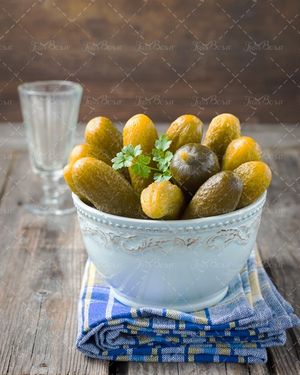 سفره کاسه خیار شور لیوان 