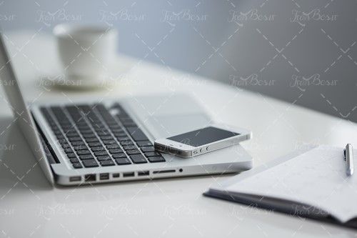 موبایل سفید لپ تاپ سفید دفترچه 