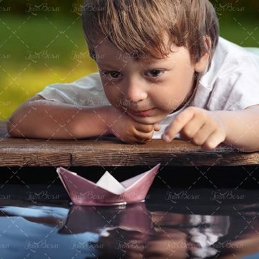 قایق کاغذی بچه کودک خردسال آب 