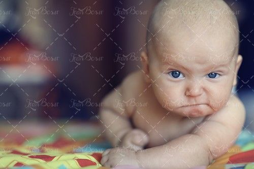 کودک ناراحت بچه عصبانی نوزاد خردسال