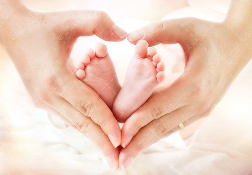 طرح قلب با دست مادر پای نوزاد کودک 