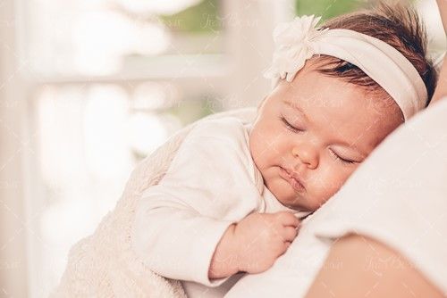 کودک خوابیده نوزاد بچه بیمه عمر 
