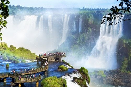 آبشار اسکله میان آبشار آب رودخانه 