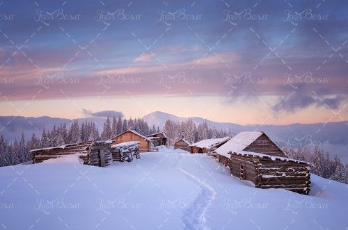 خانه چوبی کوهستانی برف زمستان 