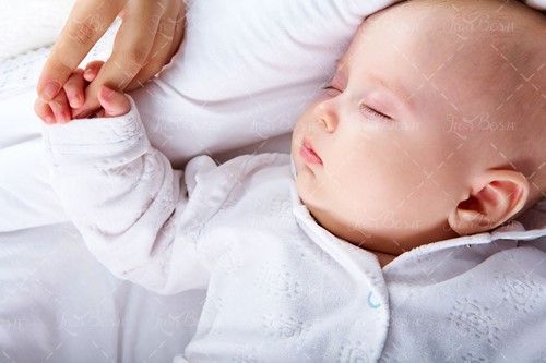دست مادر نوزاد خوابیده کودک بچه 