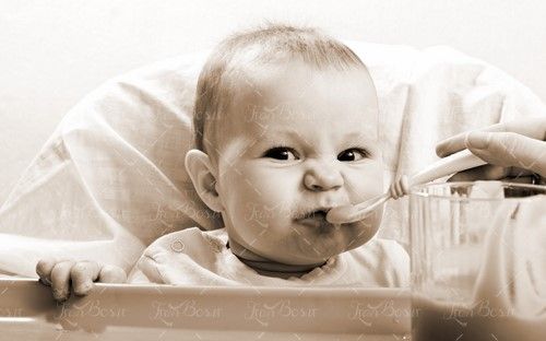 غذا داندن به کودک بچه نوزاد خردسال 