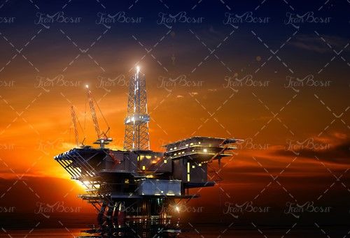 سکوی نفتی وسط دریا غروب خورشید 