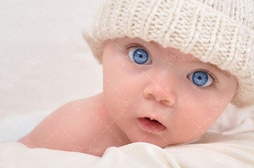 کودک چشم آبی کلاه سفید بچه نوزاد  