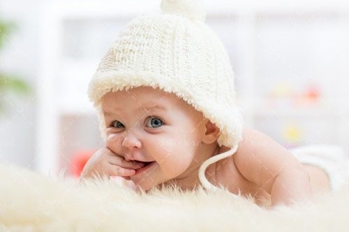 کودک کلاه سفید بچه نوزاد خردسال 