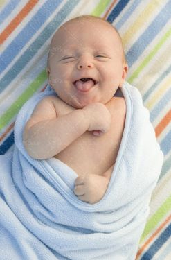 کودک پیچیده شده لای پتو نوزاد بچه 