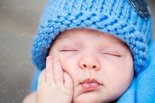 کلاه آبی بچه کودک خوابیده نوزاد 