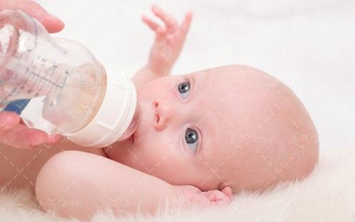 شیشه شیر نوزاد بچه در حال شیر خوردن 