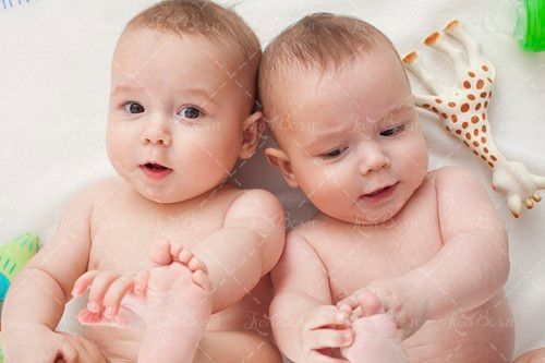اسباب بازی زرافه کودک دو قلو بچه 