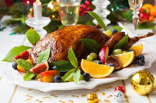مرغ شکم پر با تزئین میوه  پرتقال هلو 
