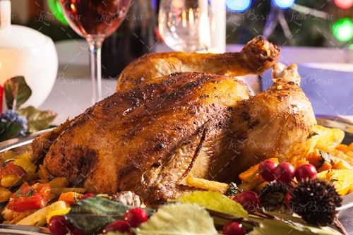 مرغ بریان با تزئین گوجه و سیب زمینی