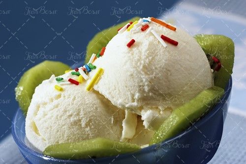 بستنی وانیلی با تزئین کیوی کافی شاپ