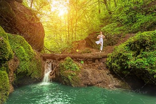ورزش یوگا ابشار طبیعت آب رودخانه 