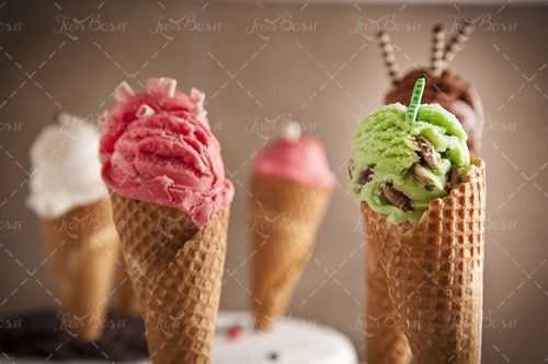 بستنی قیفی در رنگهای مختلف