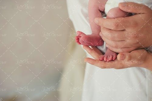 نوزاد کودک در آغوش مادر بچه 1