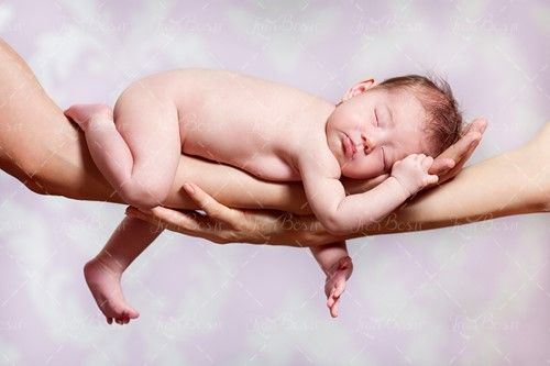 کودک خوابیده بر روی دستان پدر و مادر 