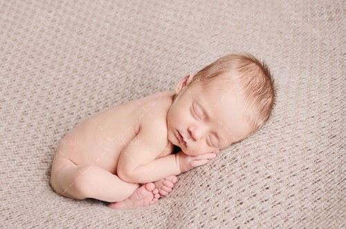 نوزاد کودک بچه تازه به دنیا آمده 