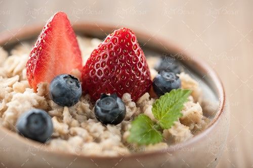 بستنی با تزئین نعناع و توت فرنگی 