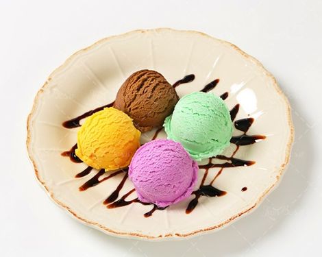 تزئین بستنی میوه ای با شکلات 