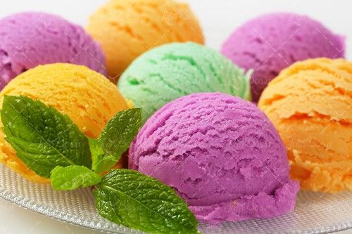 تزئین بستنی میوه ای با نعناع 