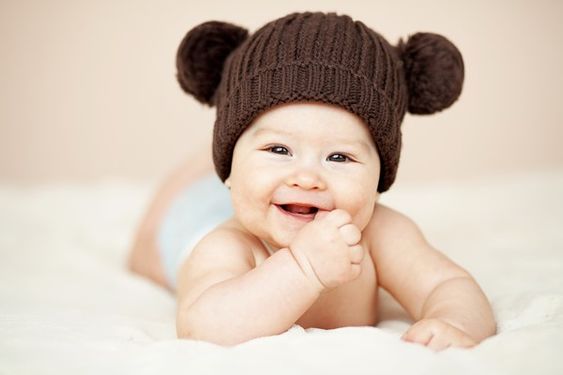 بچه کلاه نوزاد بامزه لبخند مهد کودک